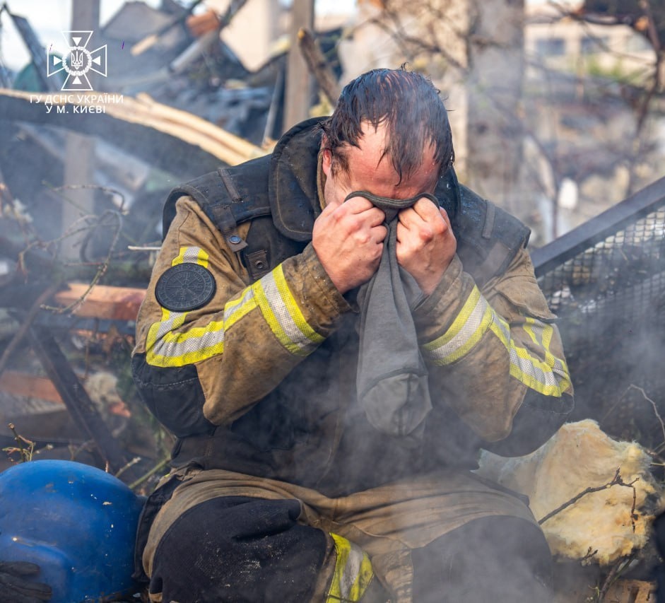 Instead of a thousand words. 

A rescue worker in Kyiv after yesterday's Russian missile attack. 

📷: SESU_UA