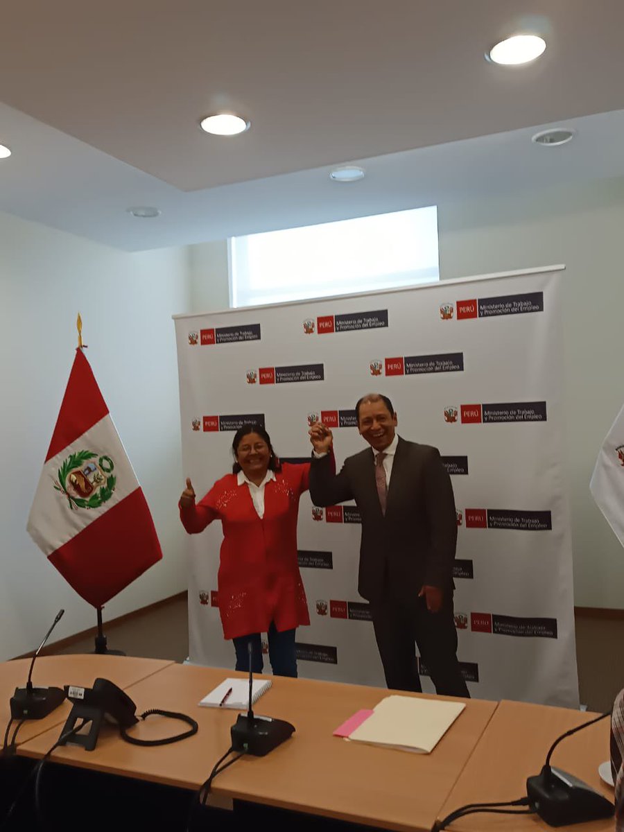 chabelitacongre's tweet photo. Hoy nos reunimos con el Ministro de Trabajo @MTPE_Peru a quien le pedimos que respalde el proyecto de ley 2953, ley que que incorpora al régimen legislativo 728 a los trabajadores CAS en sunafil. #CasNuncaMas https://t.co/8PkRohhRed