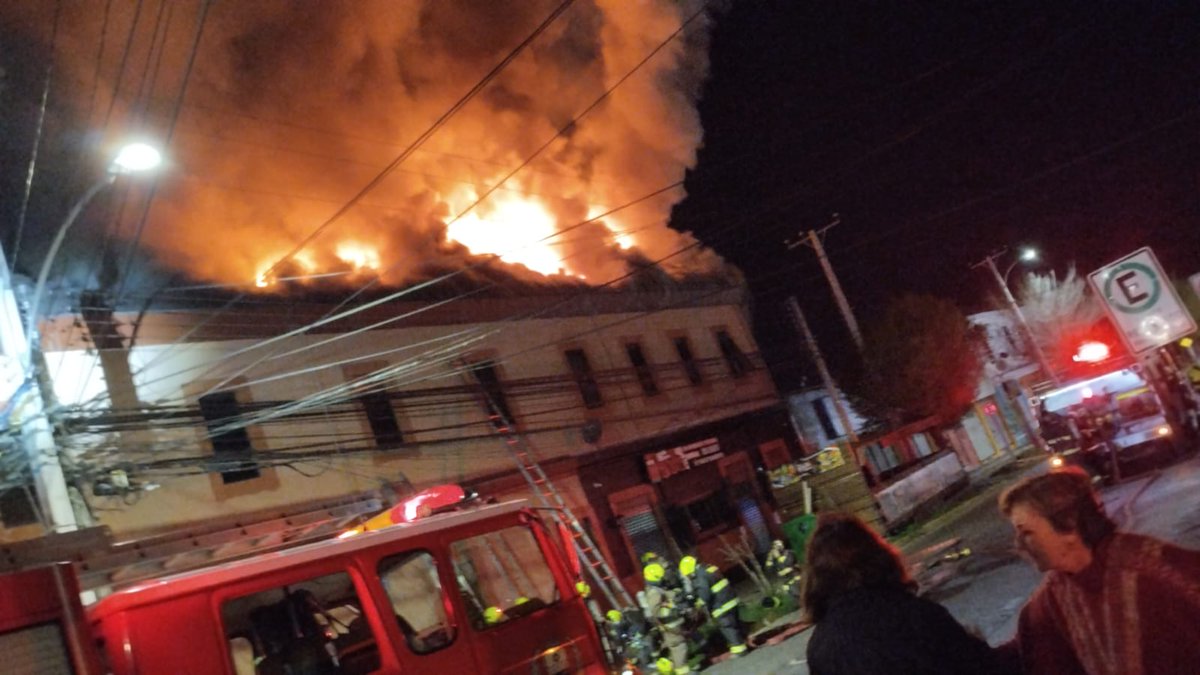radiolibraynexo's tweet photo. Incendio estructural en Limache calle prat frente a banco Estado corte de luz en centro comercial de la comuna en desarrollo https://t.co/nkMvejPcQz