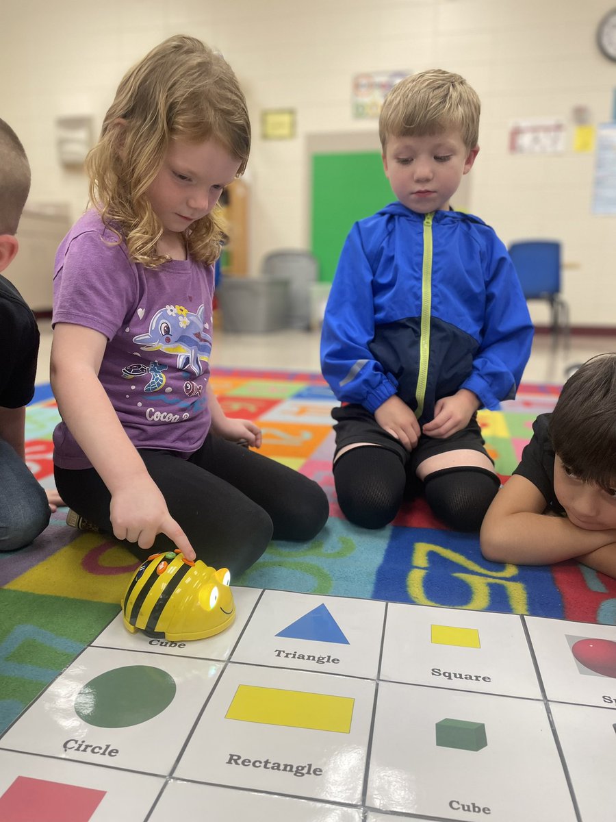 MsCargillHES's tweet photo. Shapes with Beebots!  🐝 https://t.co/9k2DhtTK0z
