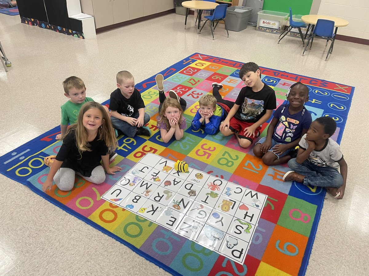 MsCargillHES's tweet photo. Shapes with Beebots!  🐝 https://t.co/9k2DhtTK0z