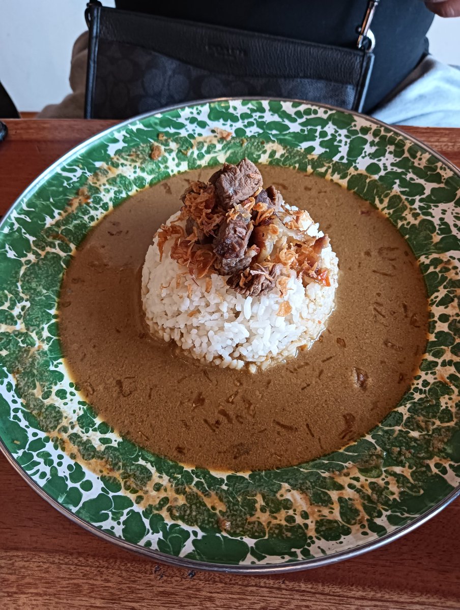 ahmadnasaruddin's tweet image. Breakfast pagi di Malaysia
- ROTO CANAI
Di Surabaya
- NASI CAMPUR
- JCO

#lbms