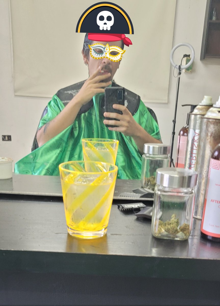 tresmonosmid's tweet photo. Ya encontramos barbero con quien echar el gallo mientras hace su chamba. Joya de persona, neta que la mois hace toparte con gente bien chingona, a diferencia del alcohol que puro pendejo te toca, ehhh no cierto. Amor pa todos 💚🐵🫶
#barber #weedsmokers #WeedLovers #420Life https://t.co/qi2QIZ6ssw