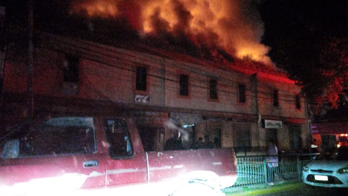 ucvradio's tweet image. #AHORA: incendio en el ferrocarril en Calle Prat con Urmeneta frente al Banco Estado en #Limache