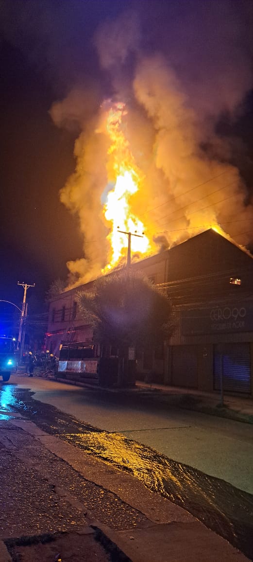 ucvradio's tweet image. #AHORA: incendio en el ferrocarril en Calle Prat con Urmeneta frente al Banco Estado en #Limache