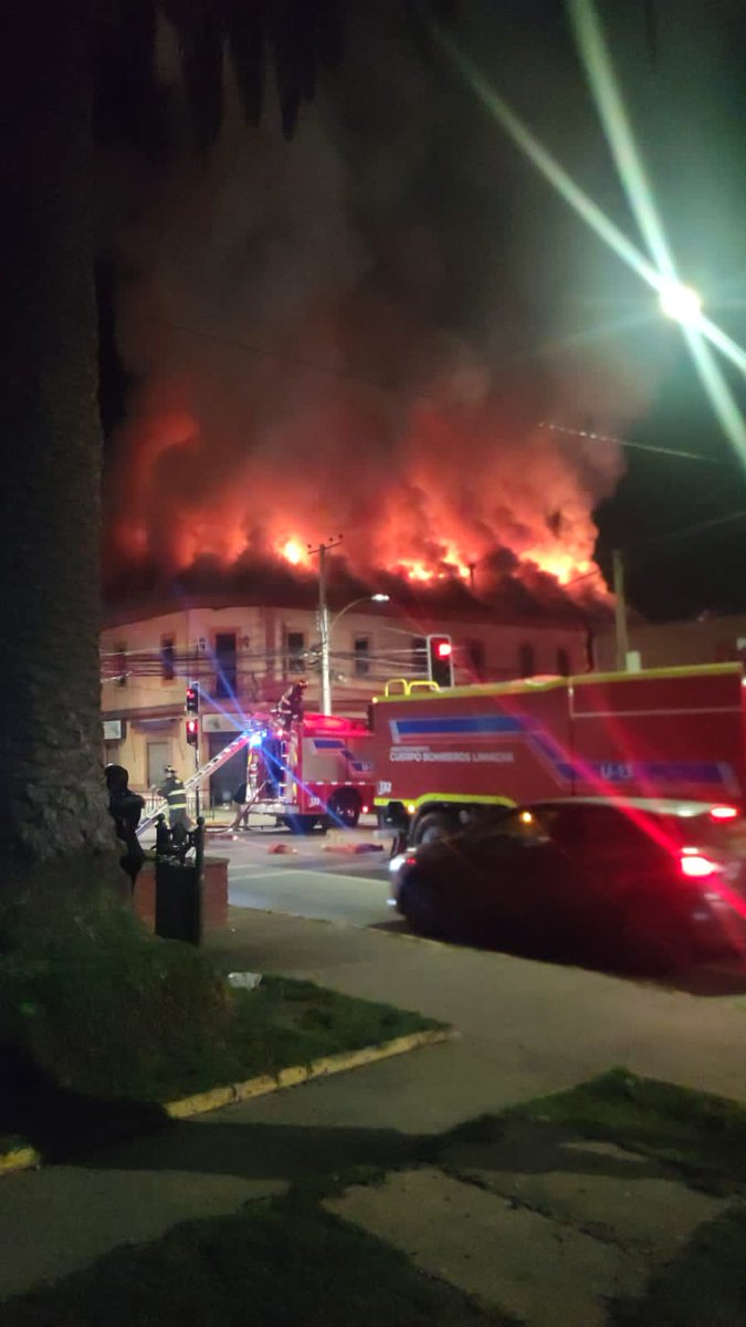 INF0SCHILE's tweet photo. ⚠️#Limache Calle Prat Frente Banco Estado. 🔥#Incendio Estructural Declarado. Apoya Bomberos #Olmué y #VillaAlemana. https://t.co/m1lxarTmo7