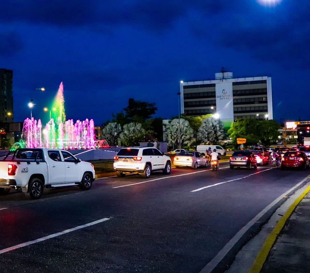 LuisJonasReyes's tweet photo. En el marco de la Ruta Turística del Este, entregamos totalmente rehabilitada la Fuente Bolivariana ubicada en la entrada y la salida de nuestra ciudad #Barquisimeto. 

Espacios que además de embellecer también son para la recreación y esparcimiento de nuestro pueblo. #SerGuaroMeEncanta