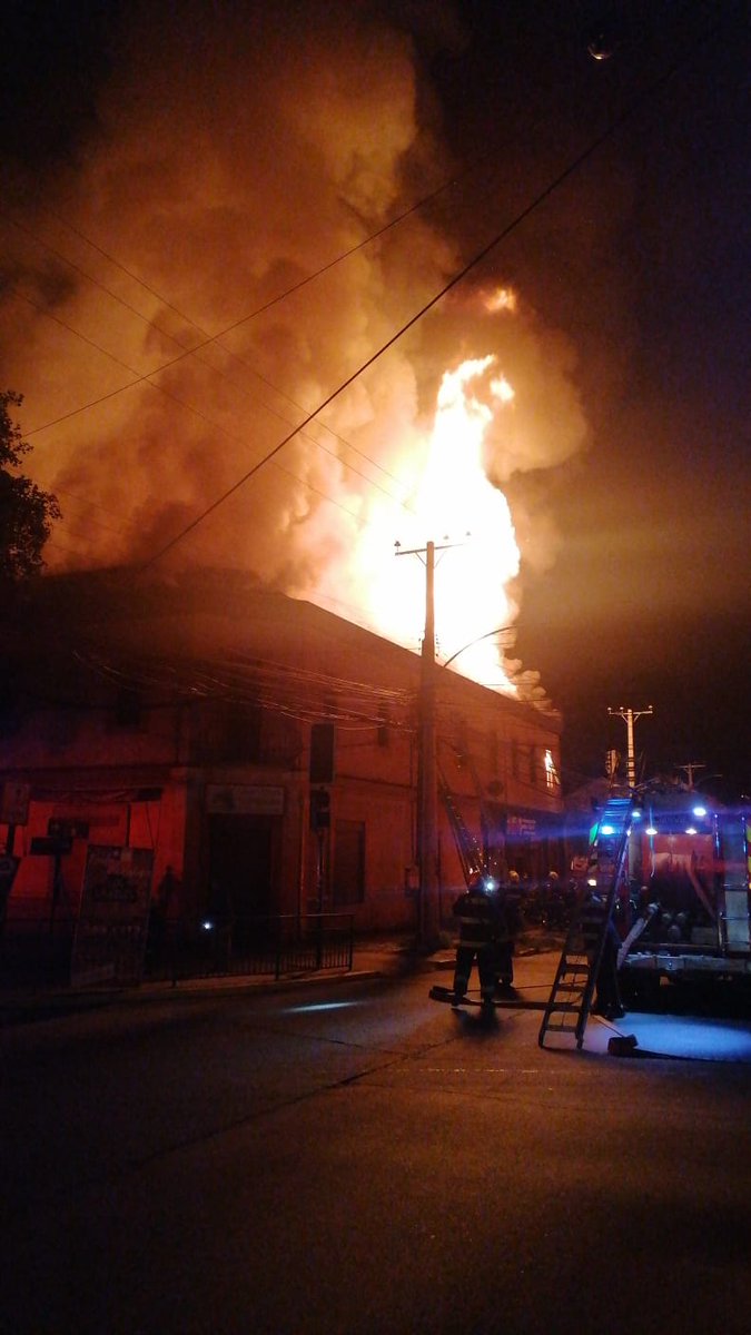 INF0SCHILE's tweet image. ⚠️#Limache Calle Prat Frente Banco Estado. 🔥#Incendio Estructural Declarado. Apoya Bomberos #Olmué y #VillaAlemana.