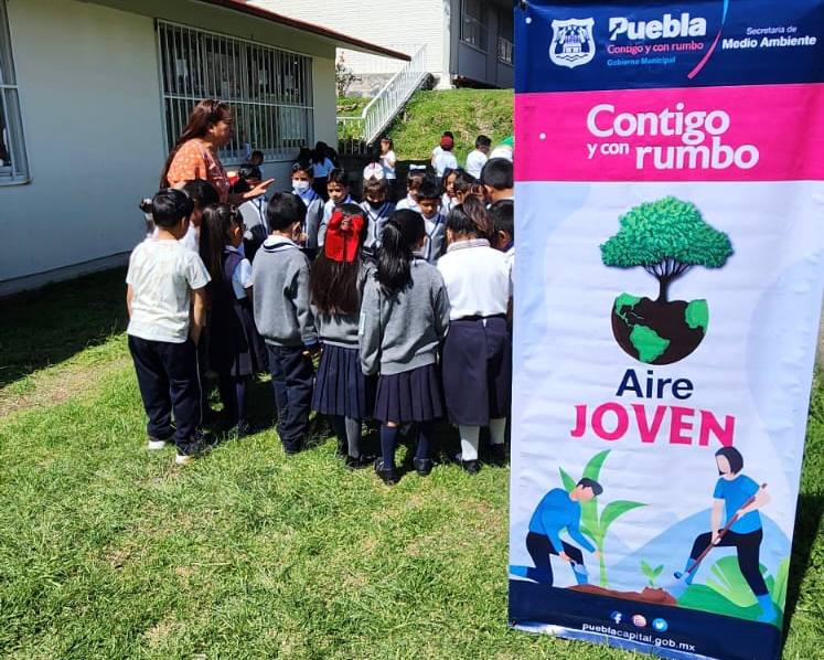 AmbientePuebla's tweet photo. Con la colaboración de los niños de la escuela primaria Miguel Hidalgo de San Cristobal Tulcingo #AireJoven sembró árboles 🌳 frutales y tronadoras. Cada día se nota más el 💚 #RumboVerde que toma nuestra #CiudadDe10. Únete, manda un WhatsApp al 2211983989. https://t.co/CHl68gklB3
