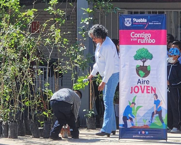 AmbientePuebla's tweet photo. Con la colaboración de los niños de la escuela primaria Miguel Hidalgo de San Cristobal Tulcingo #AireJoven sembró árboles 🌳 frutales y tronadoras. Cada día se nota más el 💚 #RumboVerde que toma nuestra #CiudadDe10. Únete, manda un WhatsApp al 2211983989. https://t.co/CHl68gklB3