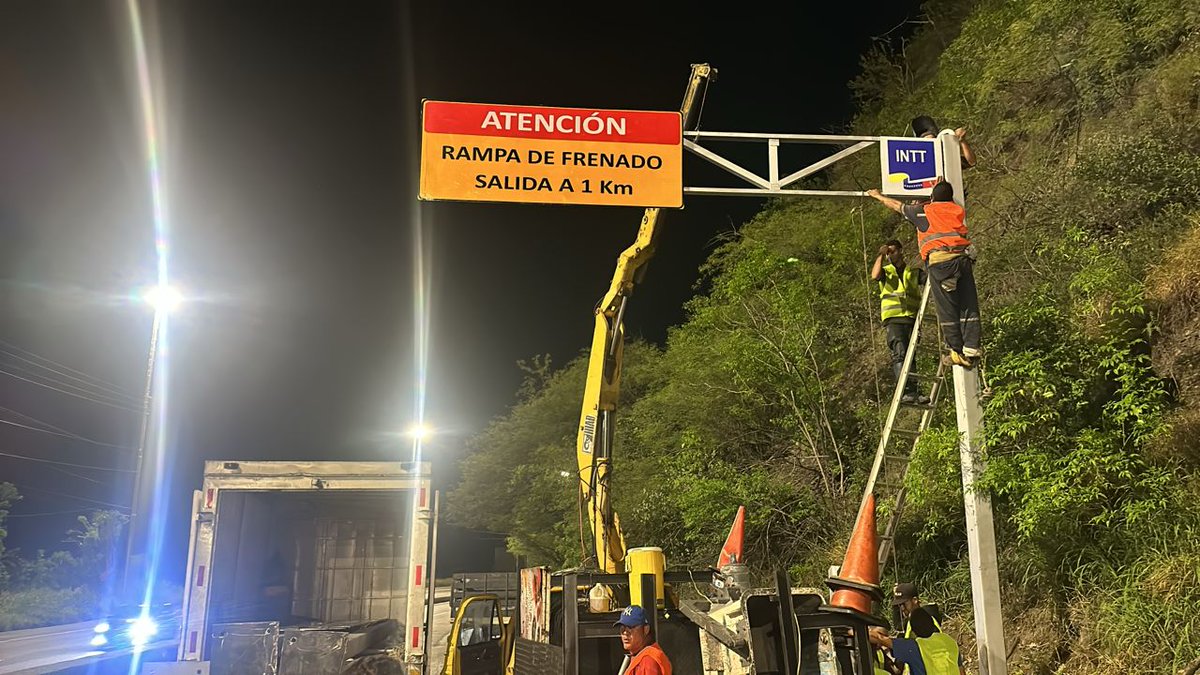 #21Sep | En el INTT estamos comprometido con la seguridad vial, por esta razón, en estos momentos se realiza la instalación de banderas de señalización de las rampas de frenado de la autopista Ccs-LG, garantizando la seguridad de los conductores.

#GuaicaipuroConManoDura