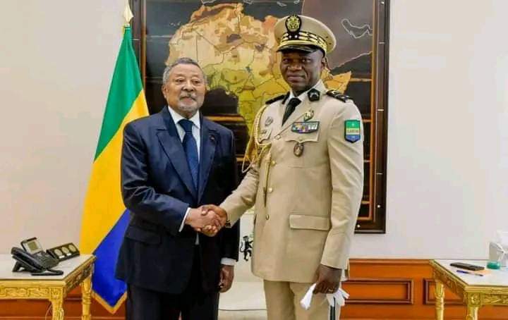 Enjeuxafricains's tweet photo. #Gabon: le général #OliguiNguema a reçu jeudi 21/9 #JeanPing. Ce dernier estime que le président de la Républiq a effectué 1 travail considérable d'assainissement du pays. "Tout le monde le lui reconnaît...Nous sommes prêts à travailler avec lui, à prendre nos responsabilités..." https://t.co/A5LYIIWG7l