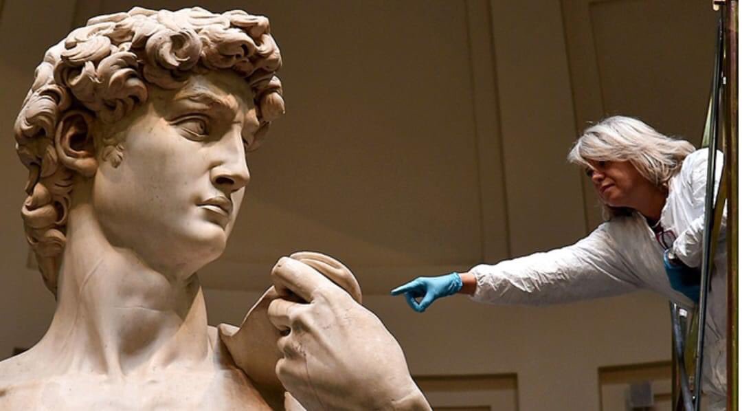 El David de Miguel Ángel fue tallado a cincel por un Miguel Ángel de 26 años que se pasó meses dando vueltas alrededor del bloque de mármol de más de 5 metros apodado "el gigante" antes de ponerse a trabajar en él. 
"Ho visto un angelo nel marmo e ho scolpito fino a liberarlo.