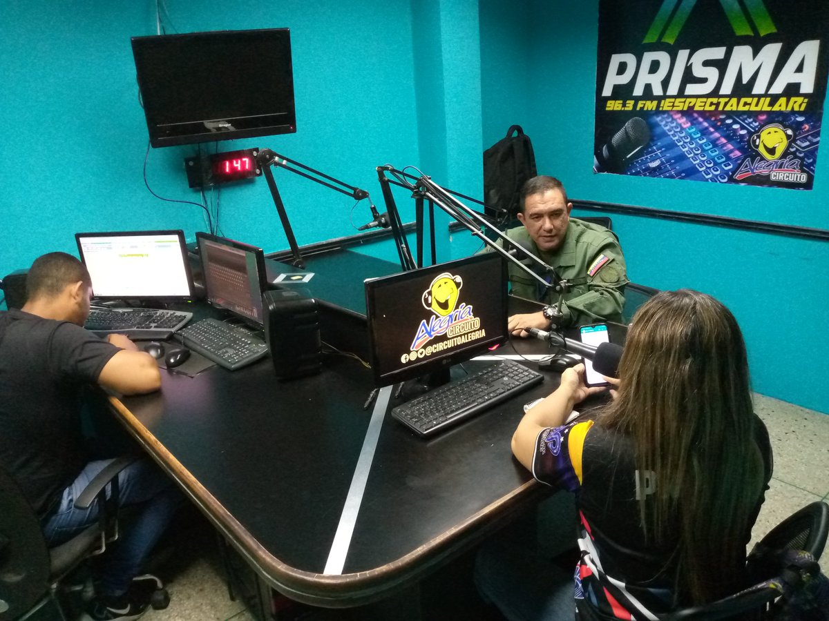 nucleoyaracuy's tweet photo. El TN. Eduardo Jesus Palacio Querales Decano, UNEFA Núcleo Yaracuy, asistió al programa Buenos Tardes Yaracuy, disertando sobre las inscripciones y comienzo de clases en la Universidad, con la Lcda. Rosmary Alvarez por Radio Prisma 98.3 FM. https://t.co/YzbGVppiWz