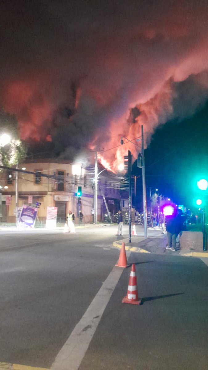 alegriagonzaa's tweet image. 23:02 | 🚨🔥🚒#Limache Sale U83 CB Viña en apoyo a Bomberos de #VillaAlemana, #Olmue y #Limache por INCENDIO DECLARADO en Prat / Urmeneta @reddeemergencia @Carlos_tmk