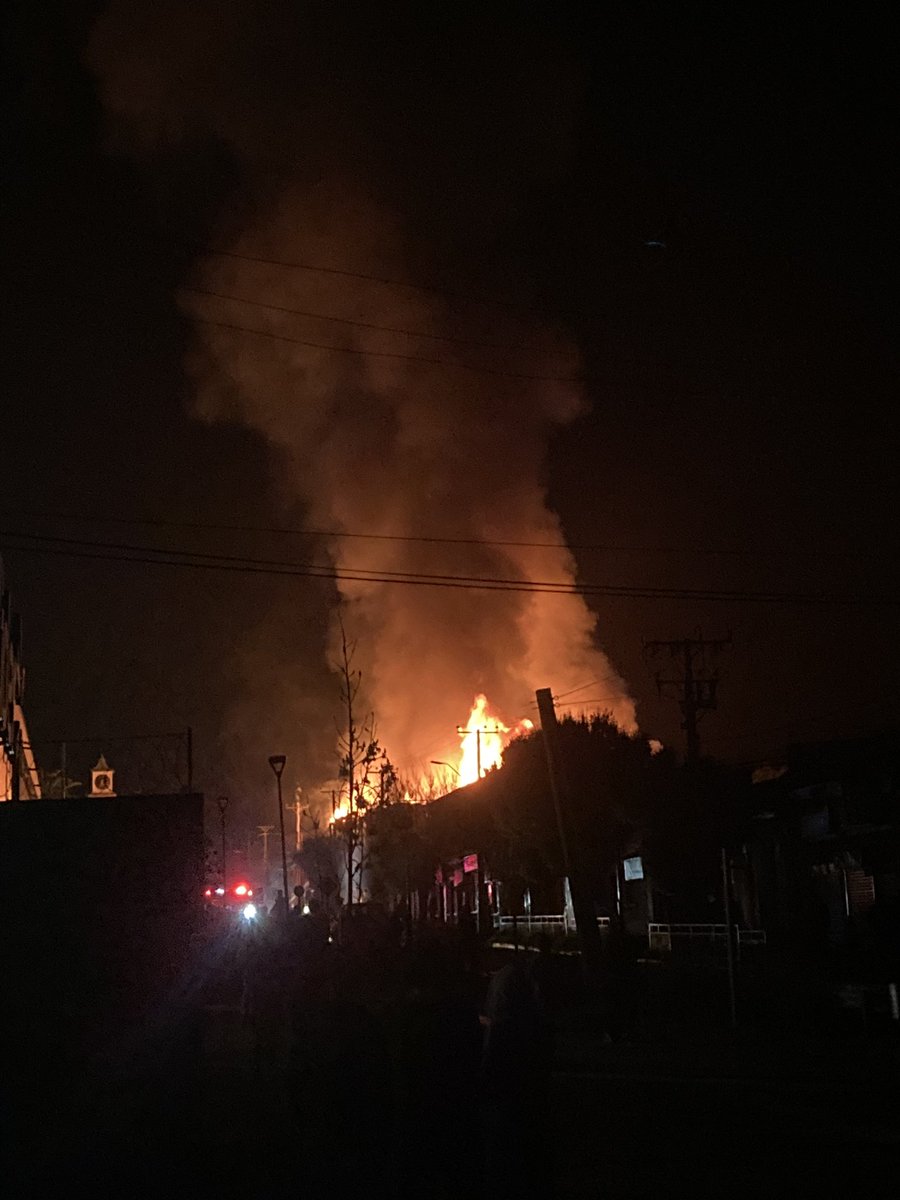 MicheleGiovan17's tweet image. Gran incendio en las cercarías a metro  y lider #limache  @RedMeteoA @RedGeoChile