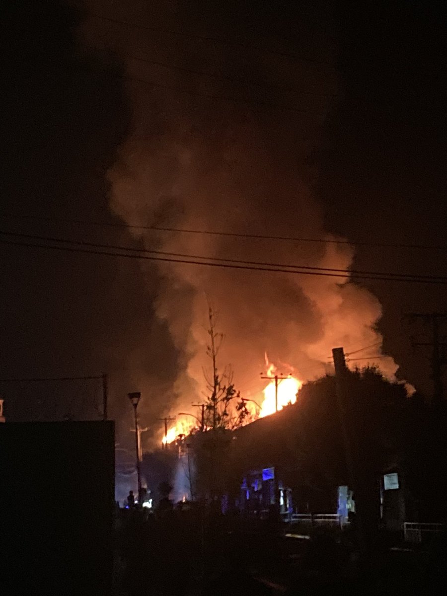 MicheleGiovan17's tweet image. Gran incendio en las cercarías a metro  y lider #limache  @RedMeteoA @RedGeoChile