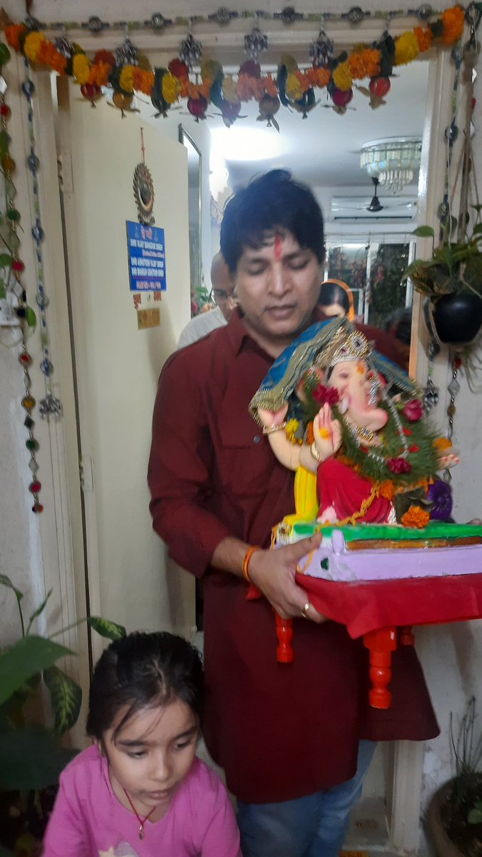 dixit_actor's tweet photo. हे माँ 🙏! 
बप्पा मेरे यहाँ चौथे वर्ष पधारे, सभी परिवार ने मिळजुळ कर बप्पा का स्वागत, तीन ��िन (19/09/2023 - 21/09/2023) का उत्सव, कार्यक्रम में शामिल होने के बाद, कल सहृदय भाव से विदाई दिया इस कामना के साथ कि अगले एक साल का समय सकुशल पूर्वक हो और फिर से ये मौक़ा हमें प्रदान कर🙏 https://t.co/dZAalvuHcv