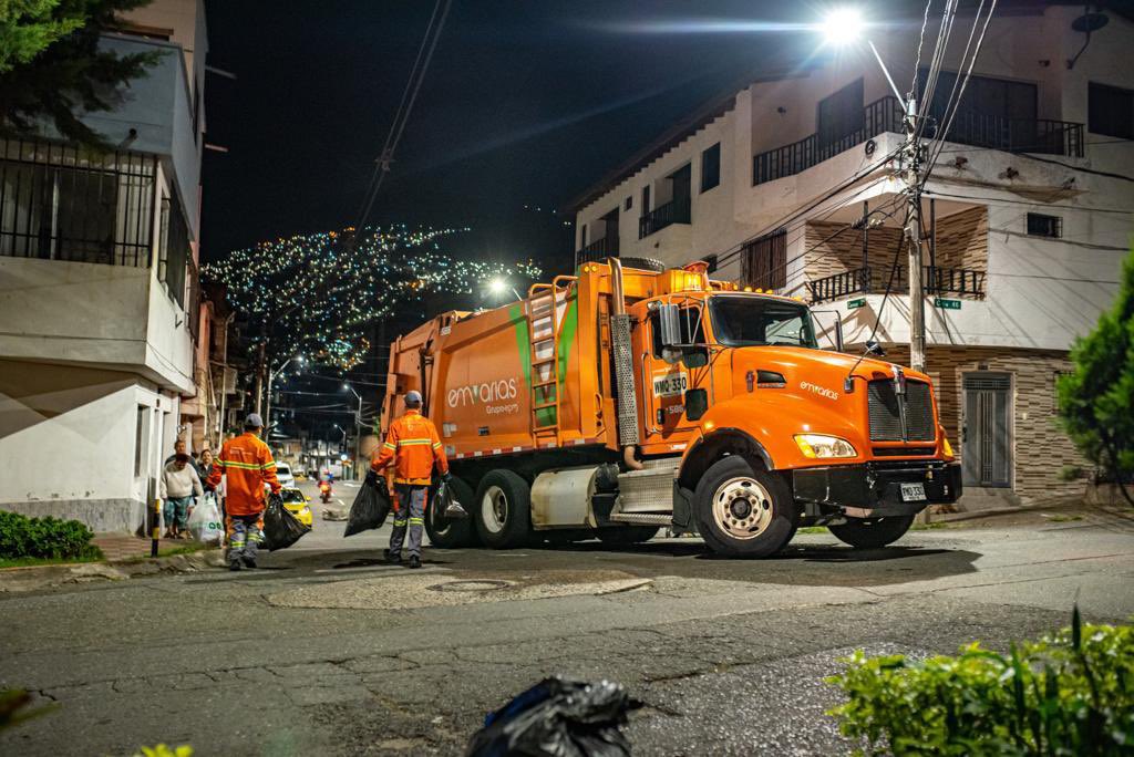 Emvarias's tweet photo. 🚨9:00 p.m. Actualizamos información sobre retrasos en nuestro servicio de recolección en Medellín por bloqueos en jurisdicción de Barbosa.

🔴 Retrasos en la operación nocturna, correspondiente a zonas nororiental, noroccidental y comuna 15 Guayabal.

🔴 En vías principales. https://t.co/i9so1zoWgI