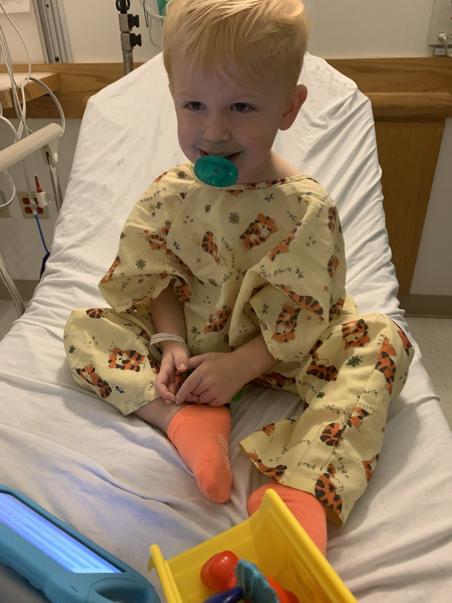 This champ had 4 procedures today at @BostonChildrens including the placement of his chemo line. Beyond proud of this little warrior, Declan💪🏻#declanstrong #thumbsupfordec #pediatriccancerawareness 🎗️💛👍@sarahwroblewski