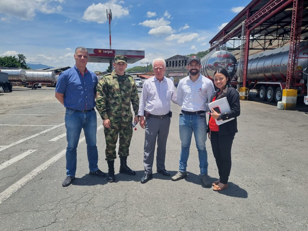 Colfecar's tweet photo. El fortalecimiento de las relaciones del sector transporte con las autoridades es fundamental para las dinámicas logísticas del país.
Terminamos jornadas de trabajo en Antioquia con @COL_EJERCITO #Blica empresas y gremios del transporte en Antioquia.
#UnidosSomosMás https://t.co/S8wIonZ0GY