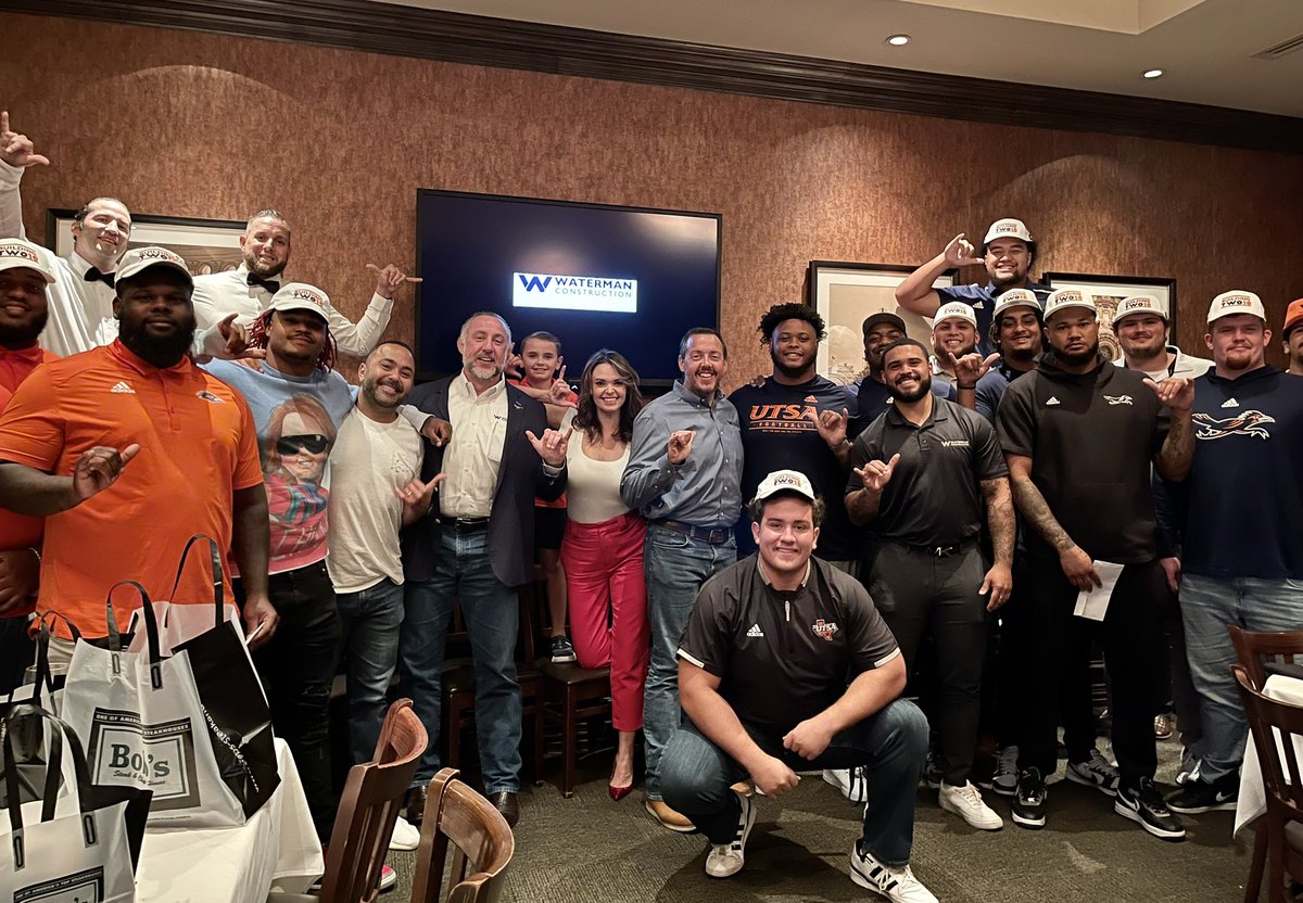 WatermanGC's tweet photo. Building TWO10...teamwork in the trenches is how you get it done, it’s foundational. This squad has been coached up in life & represents discipline & character. Thanks to all that have supported getting this going, now & forever, Let’s goooo!!! #DMGB #LetsGo210 #AdoptARoadrunner https://t.co/GgKjdMqABh