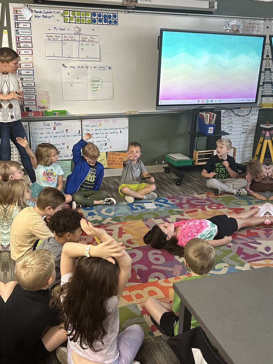 JanelleValla's tweet photo. First graders learning to estimate and measure accurately. #ExploringGreatness https://t.co/4Eals25bPQ