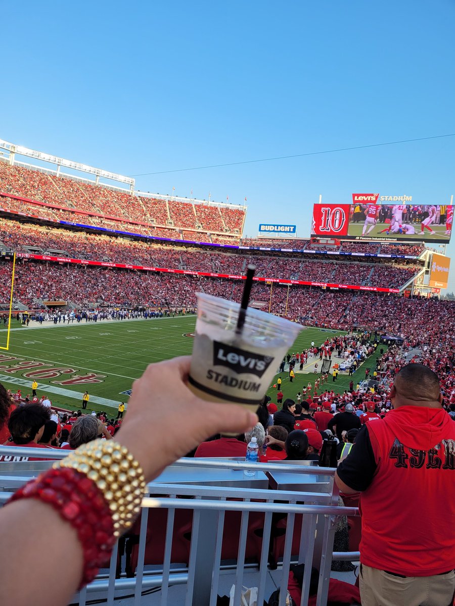 _LauraKat's tweet image. Had to try the Gold Rush bourbon. So tasty! ❤️🥃 @LevisStadium #49ers #LetsGoNiners