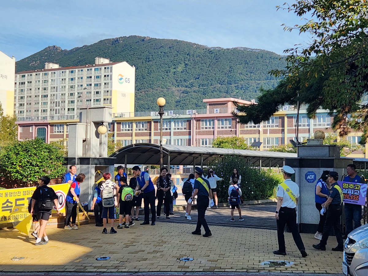 바르게살기운동경상남도협의회는 진해구 협의회와 진해경찰서와 함께 나눔과 배려 문화를 확산하고 안전한 사회의 국민의식 구축일환으로 진해구 동부초등학교 정문에서 어린이보호구역 통행 안전확보  형광투명우산과 폭력예방홍보물(치약치솔셋트, 티슈)을 나누어 주며 캠페인을 실시하였습니다