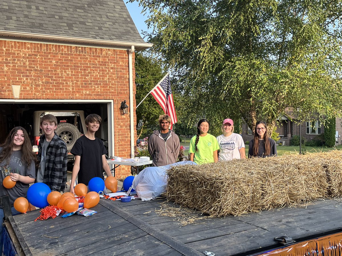 wcsSummitTennis's tweet photo. Shield Up!! The very first Summit tennis float is ready to GOOOOO!! @SummitSquad #OleSparty #SpartyParty #SP4L #EVERTRUE #TTET https://t.co/uRO02PcTZt