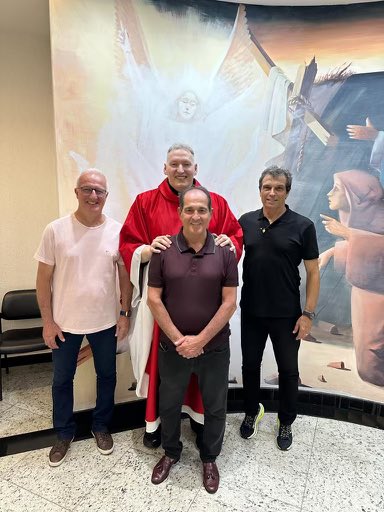 somosaopaulinos's tweet photo. Dorival e Muricy foram na missa do Padre Marcelo https://t.co/s4UuUoVyoE