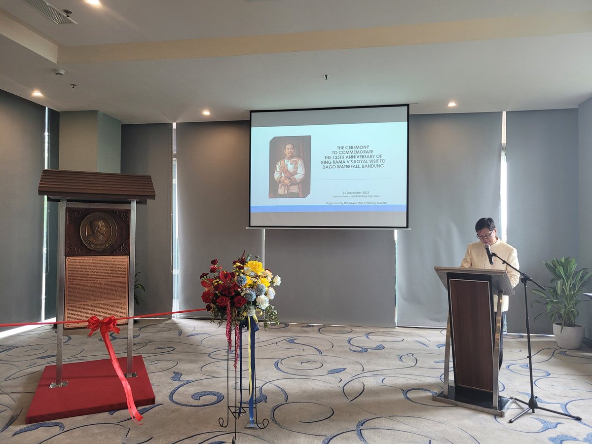 NatchaJo's tweet photo. Thailand launched a memorial palgue of 125th ann of King Rama V the great's royal visit to Dago Fall, Bandung. Almost forgotten in history until in 1986 Mr.Omas discovered 2 royal inscripted stones. The Java tour helped save Siam fm colonialism, many royal visits then followed. https://t.co/HcKxm898LH