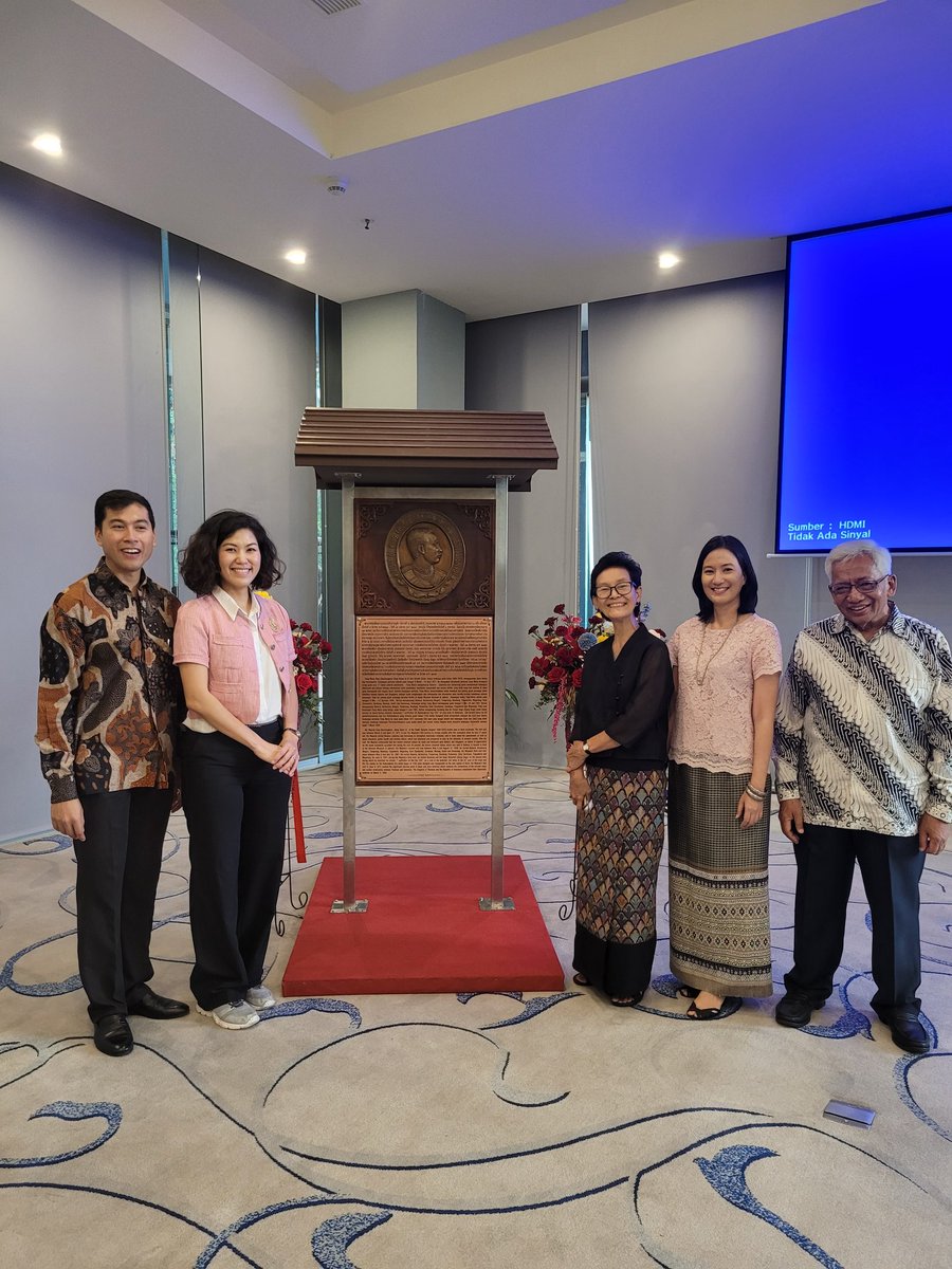 NatchaJo's tweet photo. Thailand launched a memorial palgue of 125th ann of King Rama V the great's royal visit to Dago Fall, Bandung. Almost forgotten in history until in 1986 Mr.Omas discovered 2 royal inscripted stones. The Java tour helped save Siam fm colonialism, many royal visits then followed. https://t.co/HcKxm898LH