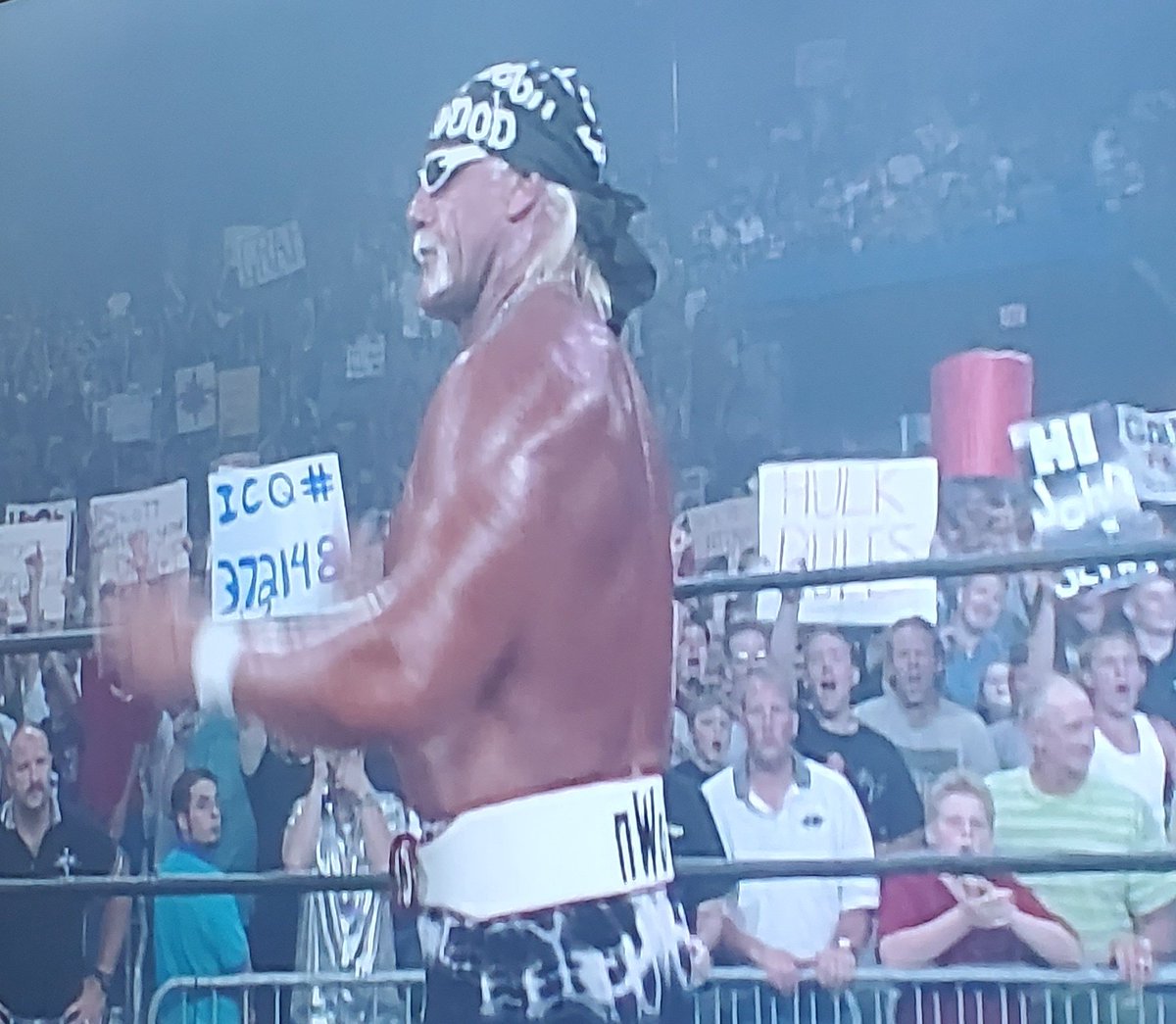Who's holding up their ICQ number on the Aug 2, 1999 Nitro?