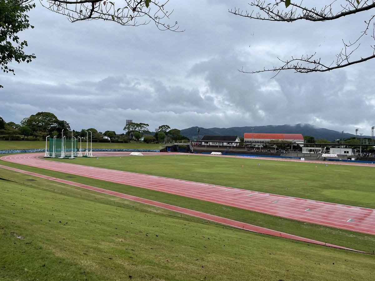 myrunning_imari's tweet photo. #ランニング×旅行
in佐賀県伊万里市

#国見台陸上競技場
 
昨日、福岡空港に降り立ちました。
競技場の外周が1周約1km、適度な上り下りのあるコースになっています。

なんかクロカンで木々の中を走ってデトックスされた感が気持ち良かったです🥴

#マラソン
#伊万里市 https://t.co/KXPmKJ2d9v