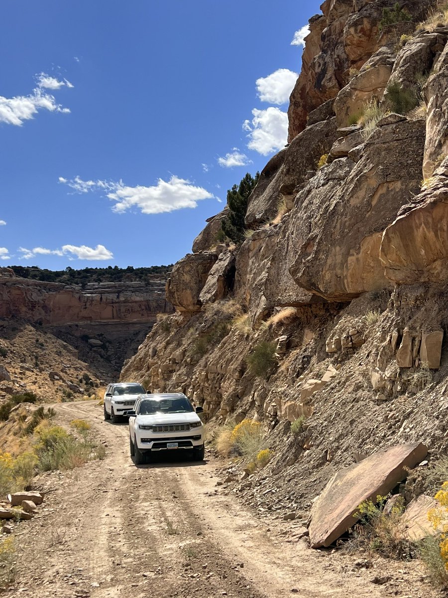 OmagbemiGeorge's tweet photo. Amazing geology Bookcliffs outcrop in Blaze Canyon in S. Utah, USA ๐บ๐ธ
Drive up to this location is ca. 1,000 ft up exciting but challenging cliff edges
#bookcliffs
#geology
@USGS
@UUtah https://t.co/G4WRdEK5I7