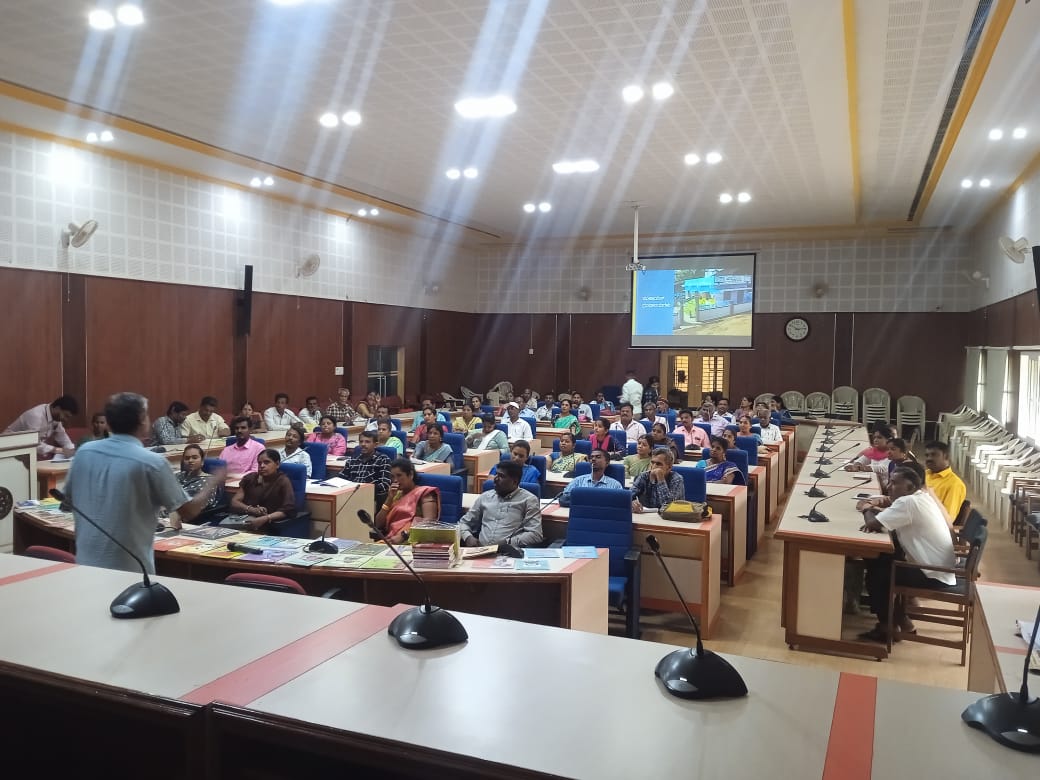 readingkafka's tweet photo. Training for rural librarians in Kolar. #librariesforall https://t.co/ulFWjS5o4S
