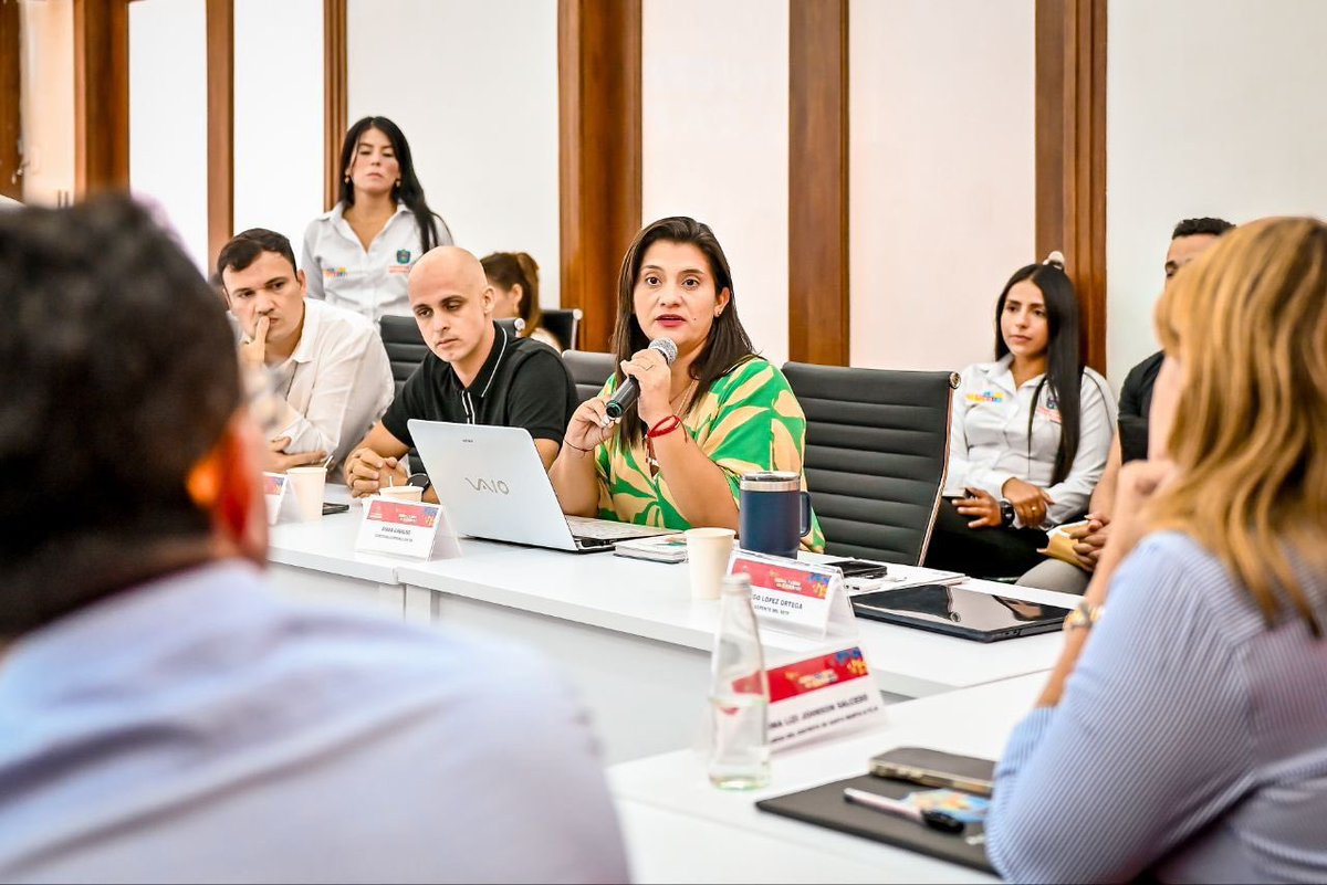 carlosecaicedo's tweet photo. En conjunto con la alcaldesa @VirnaJohnson recibimos a representantes del comercio formal de la Carrera 5ta, donde se adelanta uno de los proyectos más importantes para la transformación del Centro Histórico. Ha sido una consigna de los Gobiernos del Cambio el diálogo y la concertación con los sectores, por eso les propusimos en el marco de estas obras, intervenir las fachadas de sus negocios con una gama de colores azules que armonicen con la renovación de la 5ta.

Los comerciantes y hoteleros se identificaron con la iniciativa y se expresaron a favor de aportar en la transformación de este sector comercial. Ratificaron que el proyecto, que se entregará antes de la temporada de fin de año, potenciará sus venta y será un dinamizador importe para generar también más empleo en la ciudad.

#ResultadosdelCambio.