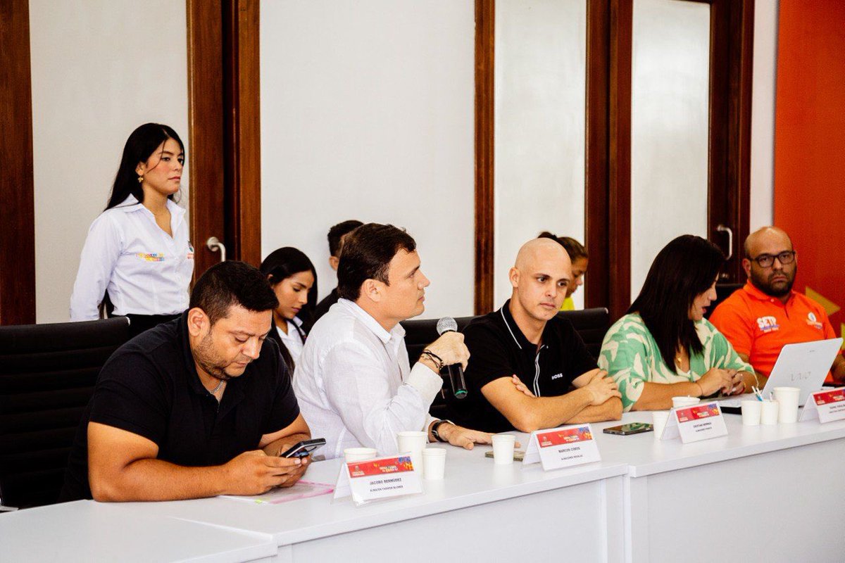 En conjunto con la alcaldesa <a href="/VirnaJohnson/">Virna Johnson</a> recibimos a representantes del comercio formal de la Carrera 5ta, donde se adelanta uno de los proyectos más importantes para la transformación del Centro Histórico. Ha sido una consigna de los Gobiernos del Cambio el diálogo y la