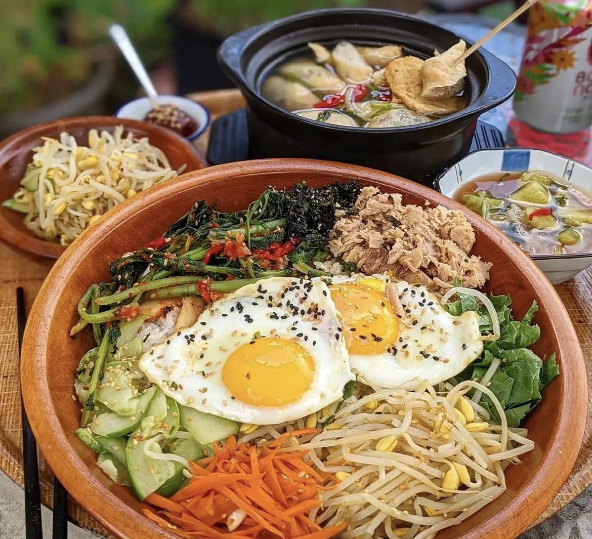 Ayoustillalive's tweet image. "Bibimbap" is a popular Korean dish made with rice, vegetables, meat, and a spicy sauce
#food #korea #Korean #bibimbap #음식 #맛있어