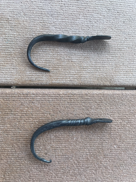 jmcdanielx's tweet photo. Only took a year since moving to Auburn, but finally have the shop set up for blacksmithing. Started making some hooks first for the potting table I'm making for Alissa's bday. Going to start making knives soon.

https://t.co/fsj6sXH50D https://t.co/aDeTZU6vX3