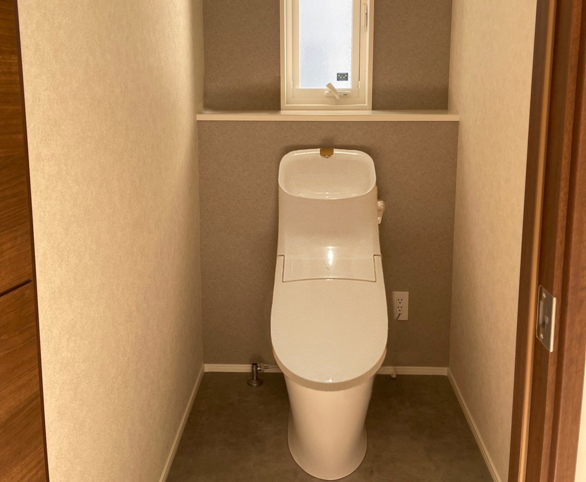 thermoshouse's tweet photo. 1Fトイレの仕様です😊

一般的にトイレは間口910mm×奥行き1820mmの1畳ほどのサイズとされています。
今回ご紹介する1Fトイレは
間口1,138mm×奥行き1820mmと1.5畳の広さで設計されていて
非常に開放的で車椅子でも利用ができます

下記からお問合せが可能です💁🏻‍♀️
➿0120-333-161 https://t.co/ALn2SGY8sN