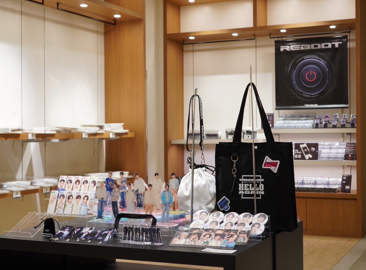 yg_treasure_jp's tweet photo. [💎] #TREASURE_INFO

／
2023 TREASURE FAN MEETING
~HELLO AGAIN~ POPUP STORE
＼

〈 東京・有楽町マルイ 〉本日よりスタート🎉

『BONA BONA』のMVで
メンバーが着用した衣装を展示中🎶✨

12時以降はご予約なしでご来店いただけます🖤

🔗 https://t.co/Nf5gbxPFYt…

#TREASURE  #HELLO_AGAIN #YG