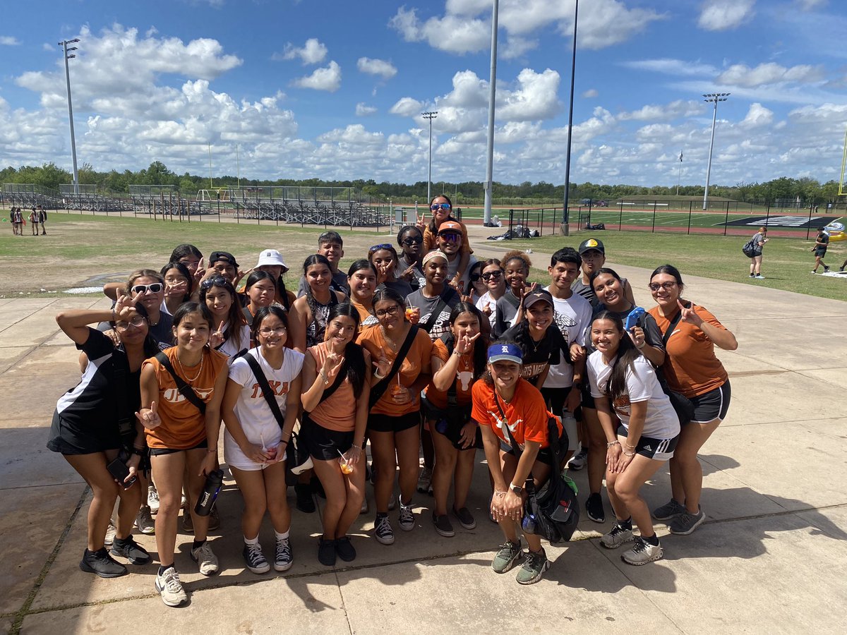 Thank you to all of our AMAZING Student Athletic Trainers for helping us keep all of the Longhorn Stampede runners (approx. 2,000) safe and well taken care of. Below are the before and after pics of our program. #DobiePride @dobie_xc #HornsUp @DobieHS