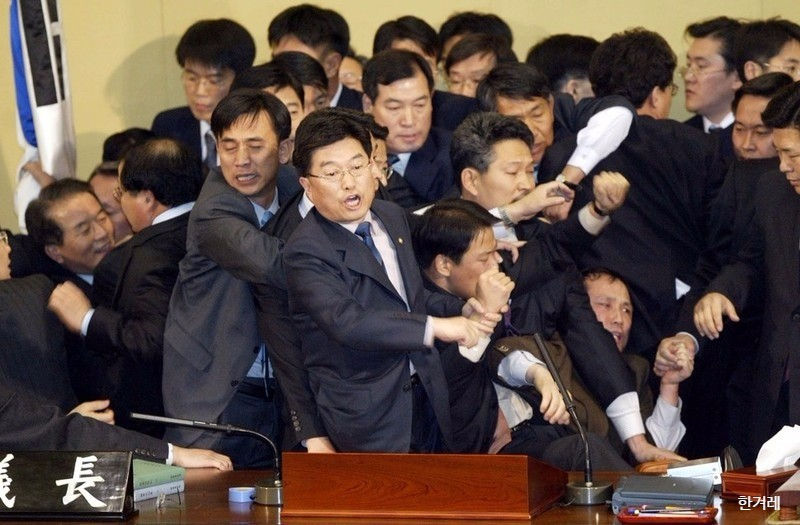 노무현 탄핵에 앞장섰던 이들은, 시대가 바뀌자 노무현을 지켰다며 말을 바꿨습니다.

39명의 국회의원은 어제 자신이 속한 당의 대표를 잡아가라며 검찰의 목구멍으로 이재명을 집어넣었습니다.

본인의 소신에 변함이 없다면, 가결에 투표하였다고 당당히 밝히시고 역사의 심판을 받으십시오.