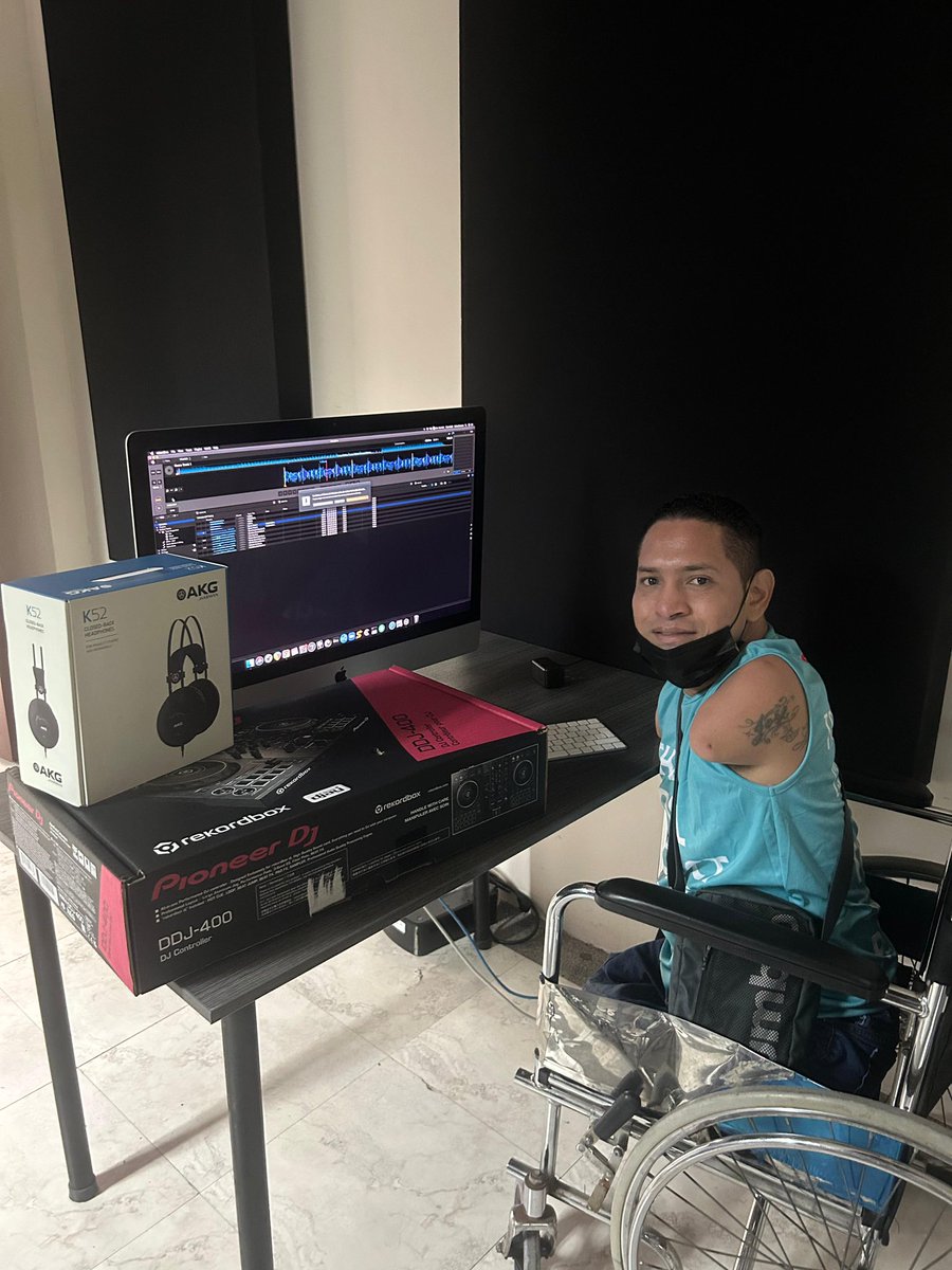 TheSocialProje2's tweet photo. DJ Ghost o JoséAntonio Vera Es un voluntario con muchas ganas de superarse. Nos ha acompañado siempre con su alegría y ritmo inigualable.Hoy, gracias al trabajo en conjunto con la U de Las Artes, podrá certificarse como DJ 

¡GRACIAS @uartesec por apoyar a este gran artista! 💙 https://t.co/IiETeHaeEf