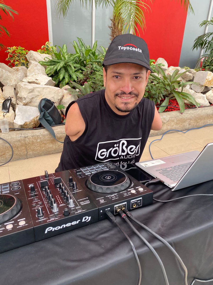 DJ Ghost o JoséAntonio Vera Es un voluntario con muchas ganas de superarse. Nos ha acompañado siempre con su alegría y ritmo inigualable.Hoy, gracias al trabajo en conjunto con la U de Las Artes, podrá certificarse como DJ 

¡GRACIAS <a href="/uartesec/">UArtes</a> por apoyar a este gran artista! 💙