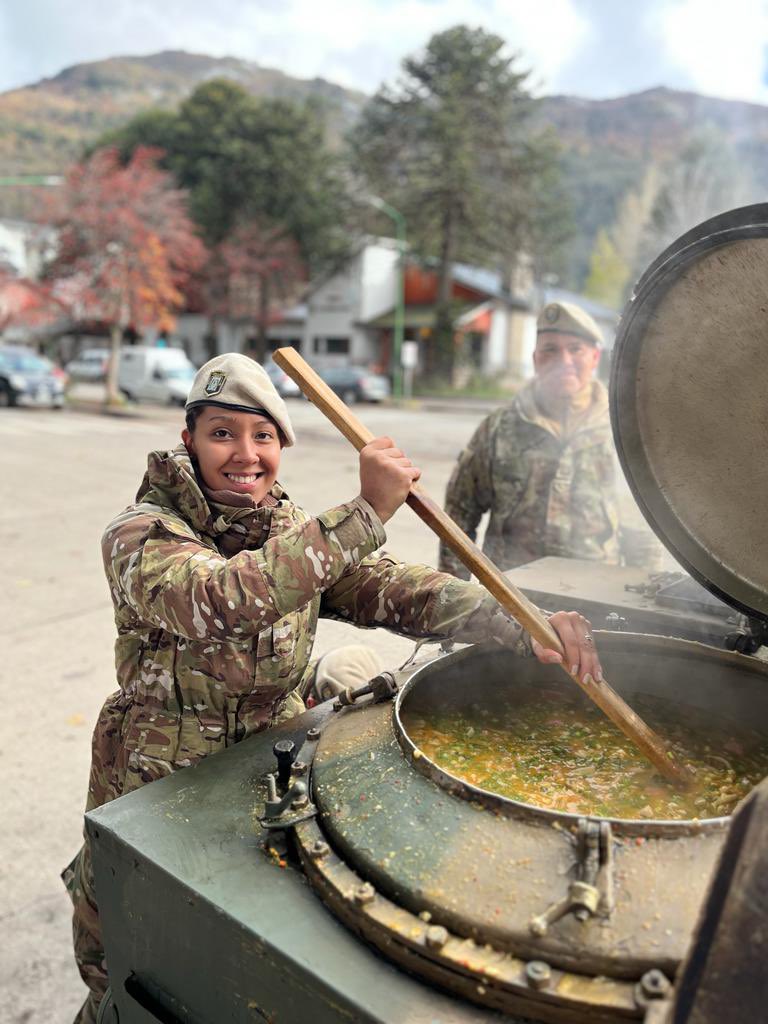 guillerruibal's tweet photo. El Regimiento de Caballería de Exploración 4 “Coraceros General Lavalle” #RCM4 no es sólo un Regimiento, es parte de nuestra comunidad. Es nuestra familia. Hoy el pueblo de San Martín de Los Andes reza por ustedes 🖤 https://t.co/pKVq97OMw2
