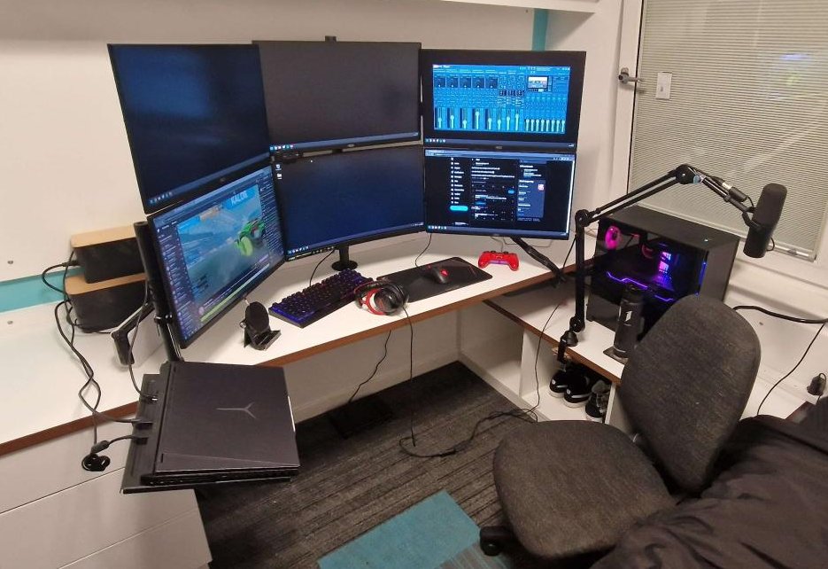 HazzaProd's tweet photo. "you're not gonna move your full setup to uni right?" https://t.co/YTwA8SXHTs