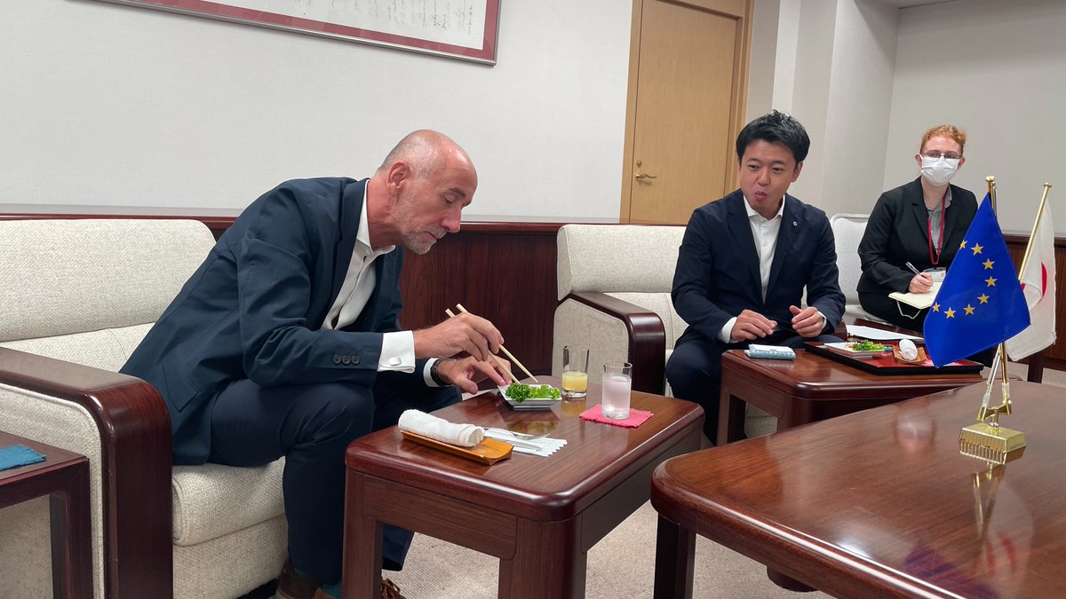 EUinJapan's tweet image. パケ #EU 大使は21日、青森県を訪れ、宮下知事、西青森市長それぞれと会談したほか、量子科学技術研究開発機構（#QST）の #六ヶ所研究所 を視察。EUと日本の研究者が協力し、人類の未来のために #核融合 エネルギーに関するプロジェクトに取り組んでいる
 🇪🇺🇯🇵⚛️#EUinJapan